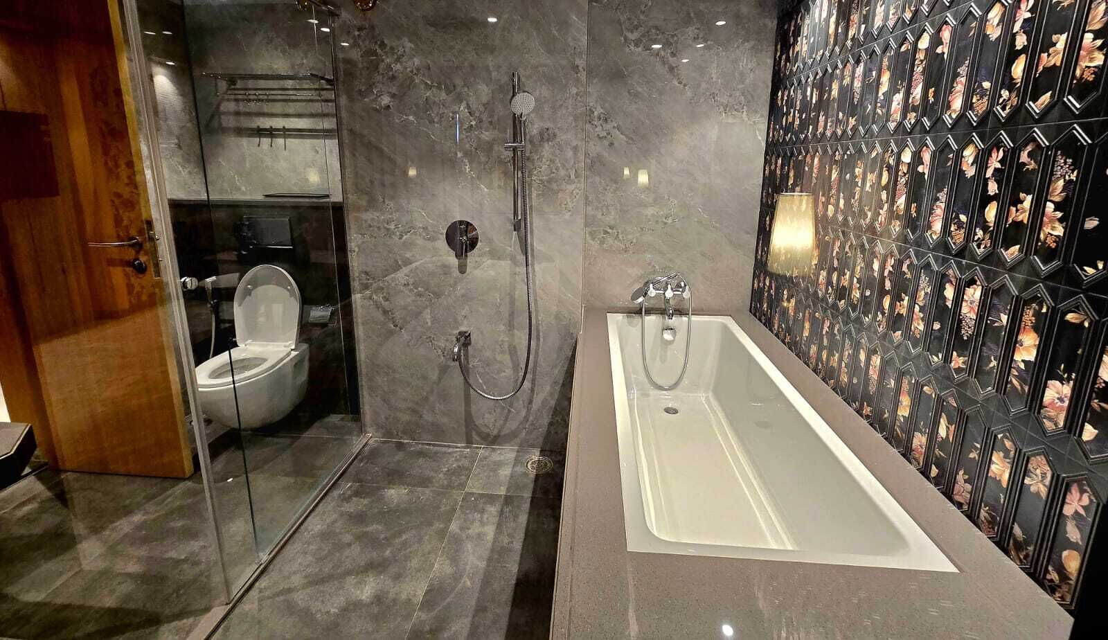 Habitación Signature, vistas a la montaña | Baño | Ducha, secador de pelo, toallas y jabón
