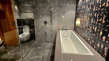Habitación Signature, vistas a la montaña | Baño | Ducha, secador de pelo, toallas y jabón
