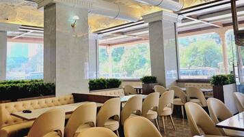 Deluxe Room, City View | Dining