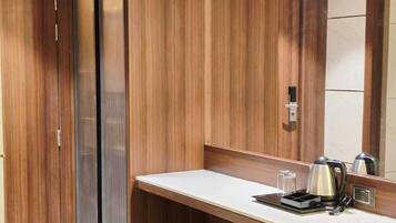 Deluxe Room, City View | Living area