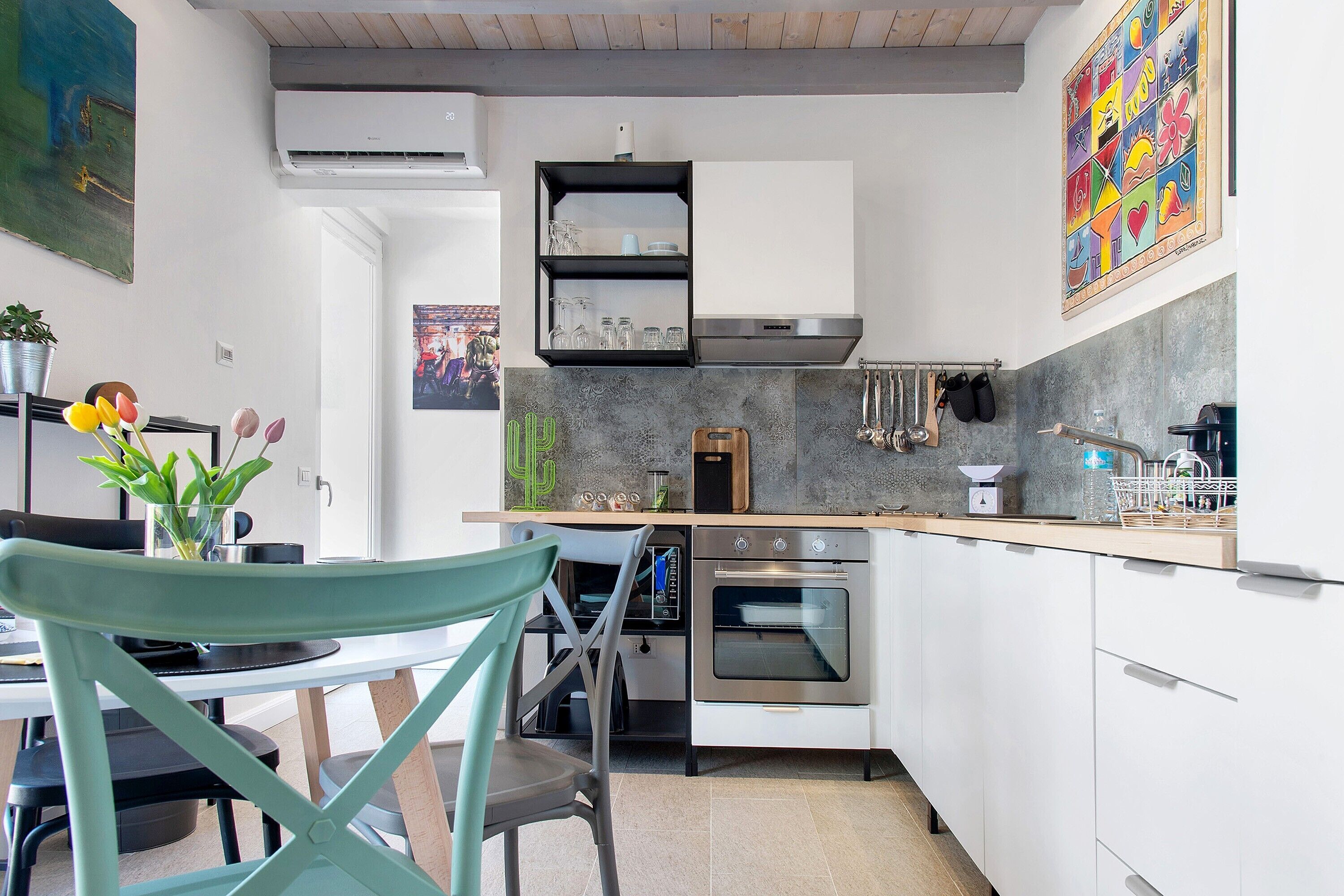 Frigorifero, microonde, forno, piano cottura