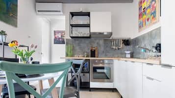 Frigorifero, microonde, forno, piano cottura