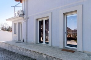 Exterior detail - Apartment 'Residenza La Fonte Dependance' Ideal for Couples, Private Terrace, Air Conditioning (Laveno-Mombello)