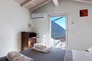 Room - Apartment 'Residenza La Fonte Dependance' Ideal for Couples, Private Terrace, Air Conditioning (Laveno-Mombello)