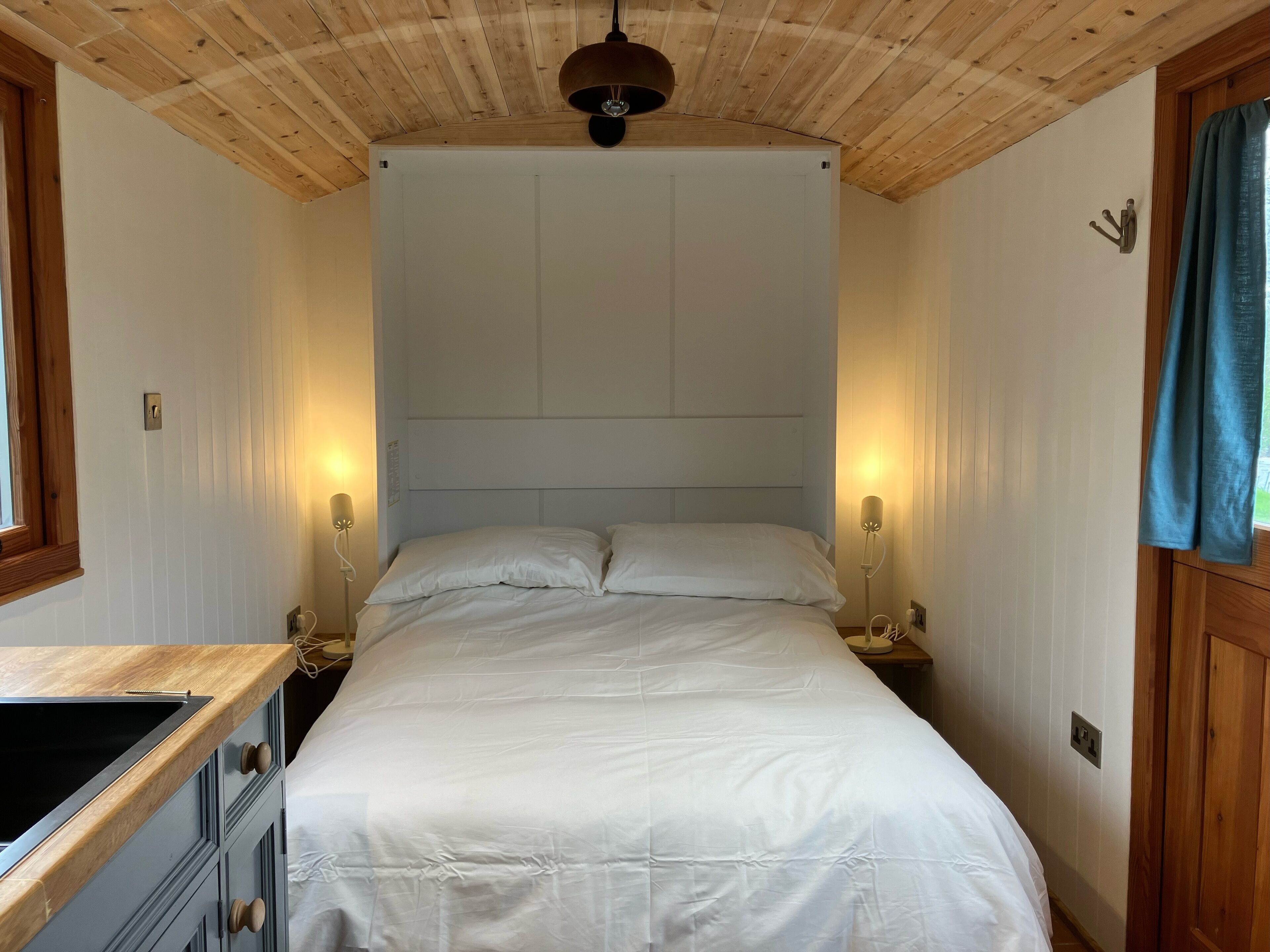 1 bedroom, bed sheets