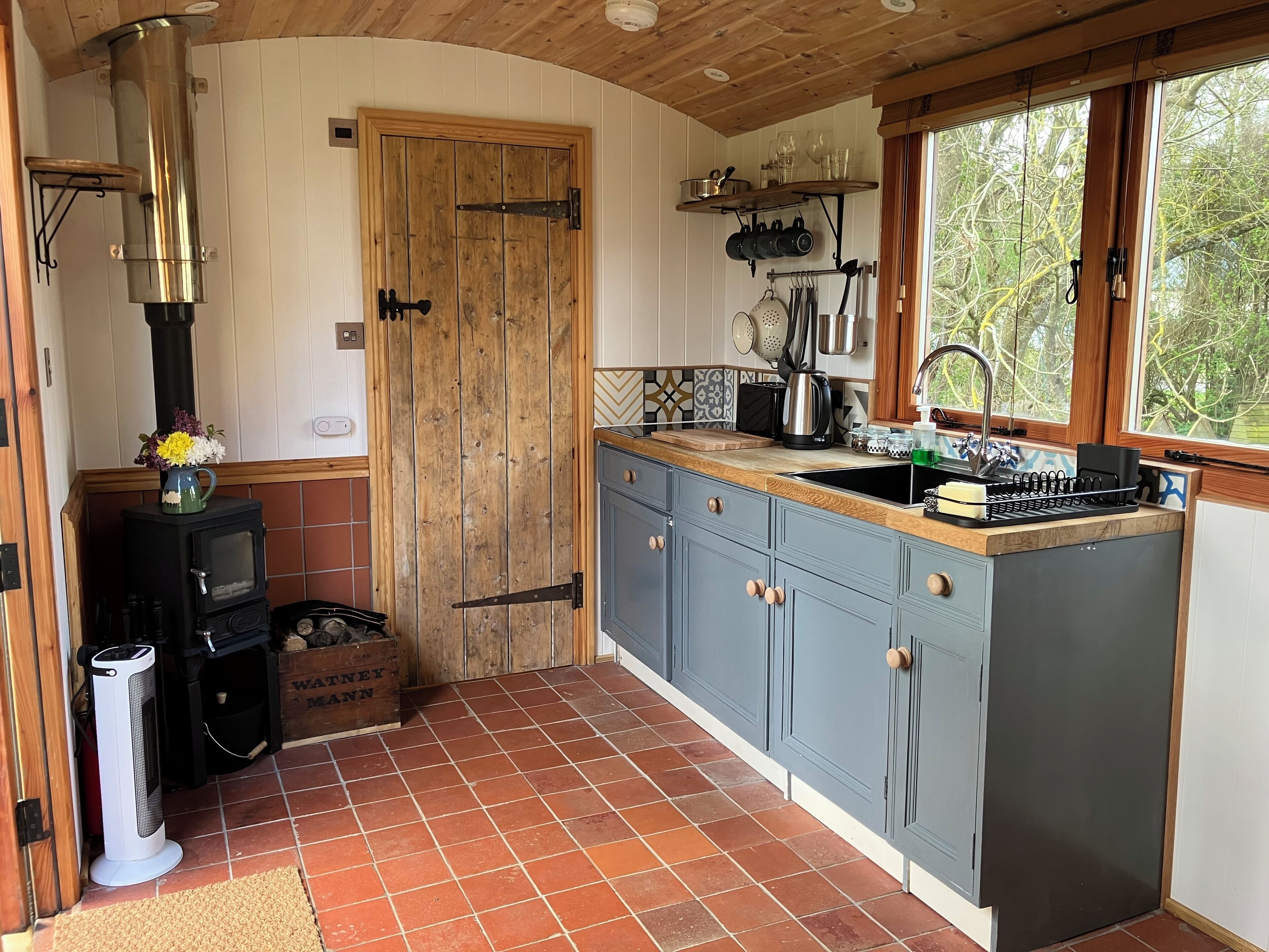 Fridge, coffee/tea maker, electric kettle, toaster