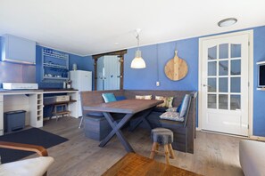 Dining - Charming 6-person apartment in Oudesluis with cosy built-in bed, two terraces by the water and open countryside views near the coast. (Oudesluis)