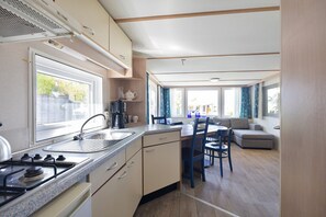 Private kitchen - Spacious 6-person chalet with large terrace in peaceful Oudesluis, close to beach, sea and wide open countryside. (Oudesluis)