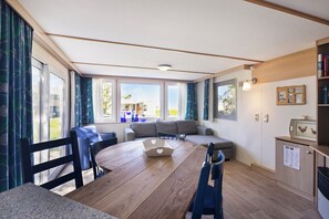 Dining - Spacious 6-person chalet with large terrace in peaceful Oudesluis, close to beach, sea and wide open countryside. (Oudesluis)