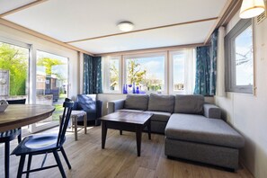 TV - Spacious 6-person chalet with large terrace in peaceful Oudesluis, close to beach, sea and wide open countryside. (Oudesluis)