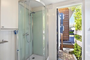 Bathroom - Tiny House Koolmees is a cosy accommodation for two on a peaceful campsite in Oudesluis. Enjoy the wide North Holland countryside and explore nearby beaches, dunes and charming towns such as Callantsoog and Schagen. (Oudesluis)