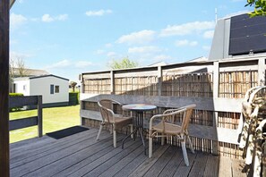 Outdoor dining - Tiny House Koolmees is a cosy accommodation for two on a peaceful campsite in Oudesluis. Enjoy the wide North Holland countryside and explore nearby beaches, dunes and charming towns such as Callantsoog and Schagen. (Oudesluis)