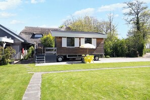 Exterior - Tiny House Koolmees is a cosy accommodation for two on a peaceful campsite in Oudesluis. Enjoy the wide North Holland countryside and explore nearby beaches, dunes and charming towns such as Callantsoog and Schagen. (Oudesluis)