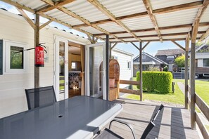 Outdoor dining - Charming 4-person chalet with spacious terrace and open countryside views in peaceful Oudesluis, close to beach and coast. (Oudesluis)