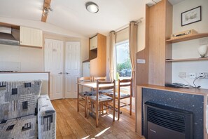 Living area - Charming 4-person chalet with spacious terrace and open countryside views in peaceful Oudesluis, close to beach and coast. (Oudesluis)