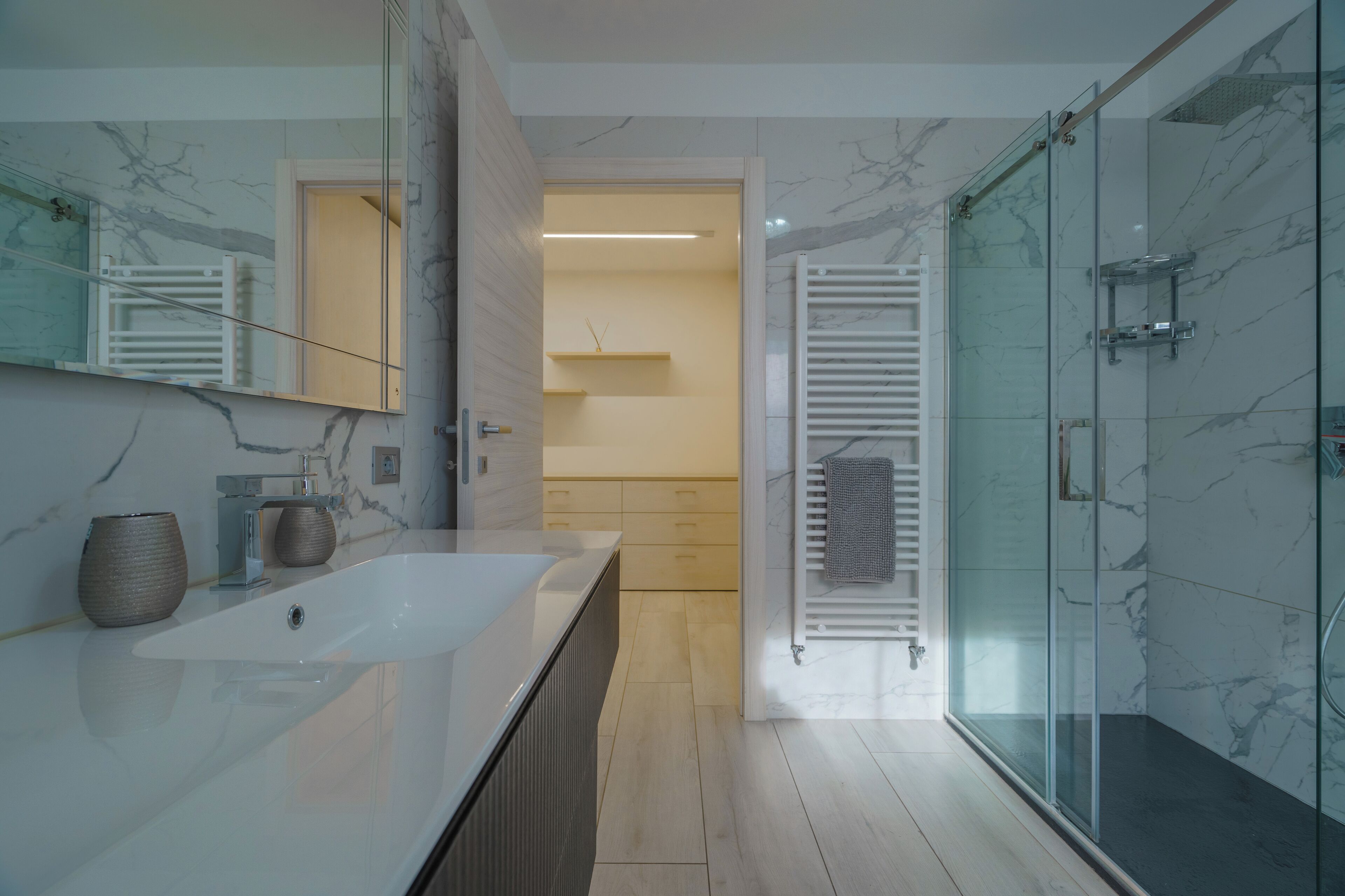 Een douche, een haardroger, een bidet, handdoeken