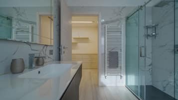 Een douche, een haardroger, een bidet, handdoeken