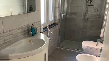 ヘアドライヤー、タオル、石鹸、トイレットペーパー