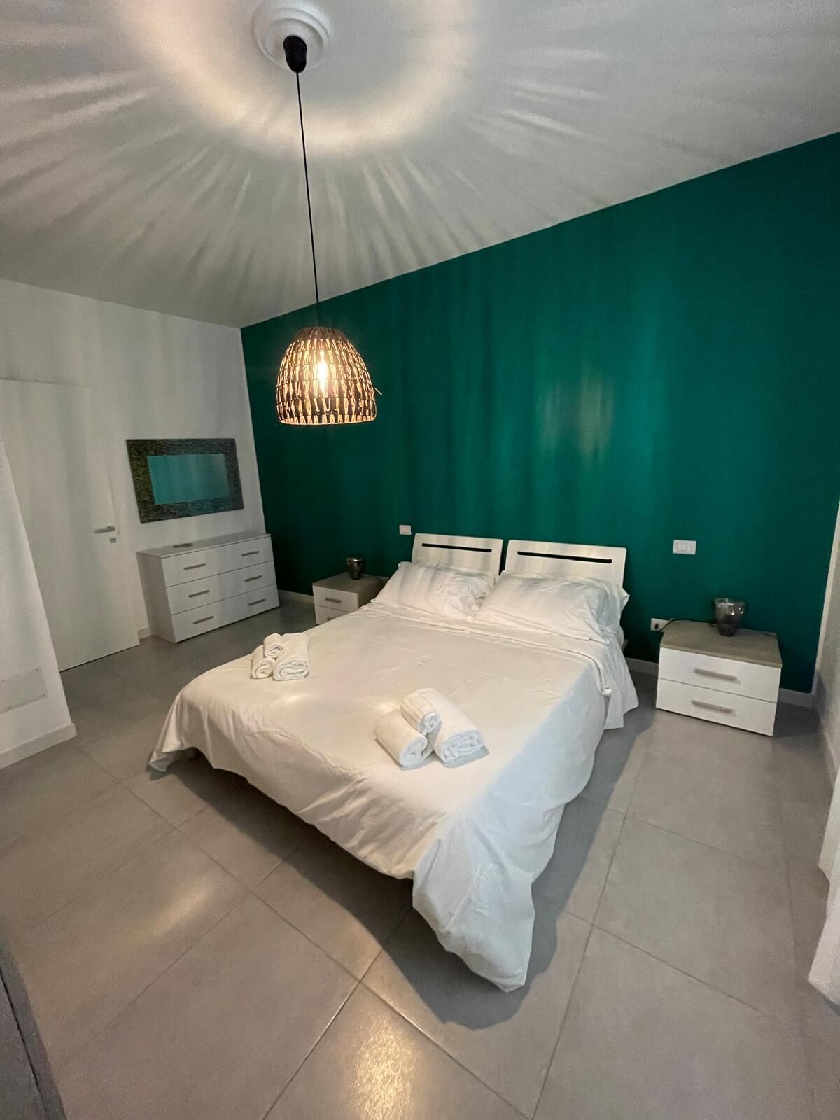 1 habitación, tabla de planchar con plancha, internet y ropa de cama 