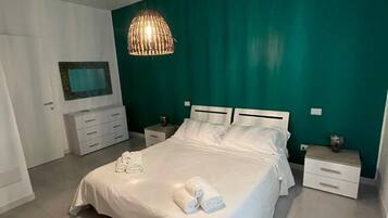 1 habitación, tabla de planchar con plancha, internet y ropa de cama