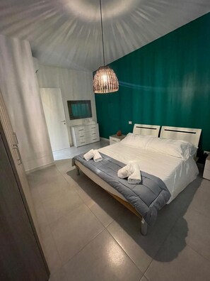 1 chambre, fer et planche à repasser, accès Internet, draps fournis