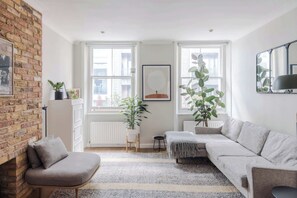 TV, offices - 2-Bed Fitzrovia Flat · Sleeps 3 · Near Oxford St (London)