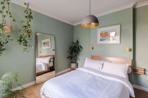 2 bedrooms, iron/ironing board, WiFi, bed sheets - 2-Bed Fitzrovia Flat · Sleeps 3 · Near Oxford St (London)