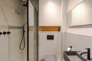 Douche, sèche-cheveux, serviettes fournies, shampoing