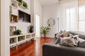 TV - Garibaldi - Modern 1 BR in Brera by Rentopolis (Milano)