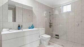 Een douche, een haardroger, handdoeken