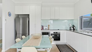 Réfrigérateur, four à micro-ondes, un four, surface de cuisson