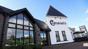 Ein Gebäude mit einer auffälligen Schrifttafel mit dem Schriftzug "Canavan's".
