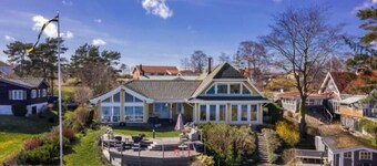 Spacious House with direct seaview