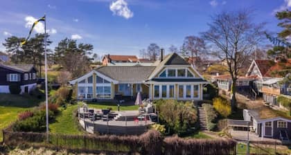 Spacious House with direct seaview