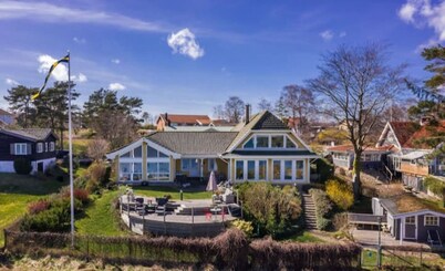 Spacious House with direct seaview