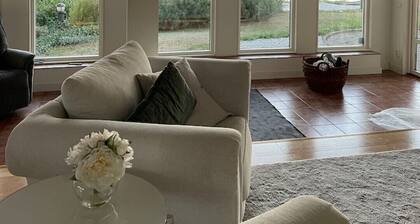 Spacious House with direct seaview