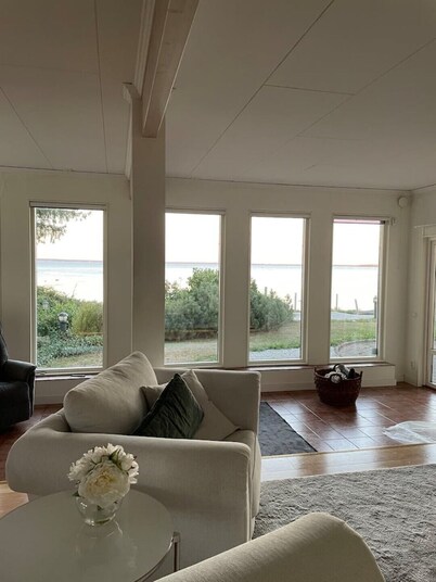 Spacious House with direct seaview