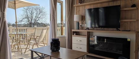Smart TV, fireplace
