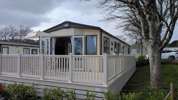 Unclassified image, 1 of 41, button