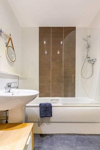 Irvine Harbor Apartments | Easy, Flexible Stays | Free Parking & Fast WiFi