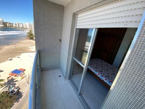 Property grounds - Oceanfront apartment with incredible views from the bedrooms and TV room. (Guarujá)