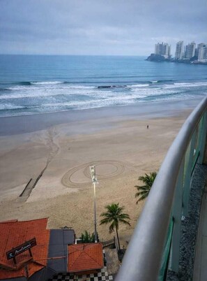 Sun-loungers - Oceanfront apartment with incredible views from the bedrooms and TV room. (Guarujá)