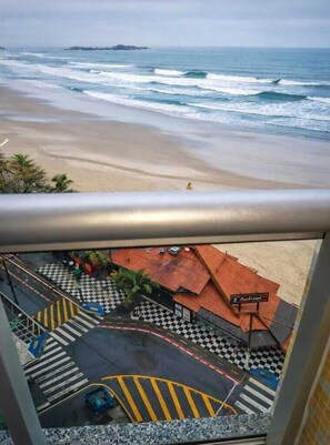 Property grounds - Oceanfront apartment with incredible views from the bedrooms and TV room. (Guarujá)