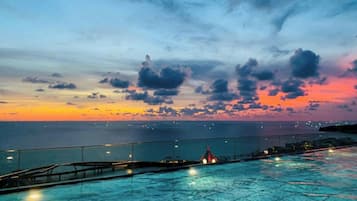 Chambre Familiale, balcon, vue plage | Piscine