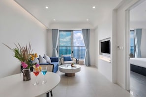 Suite, vistes a la platja | Sala d'estar | Televisor de pantalla plana 