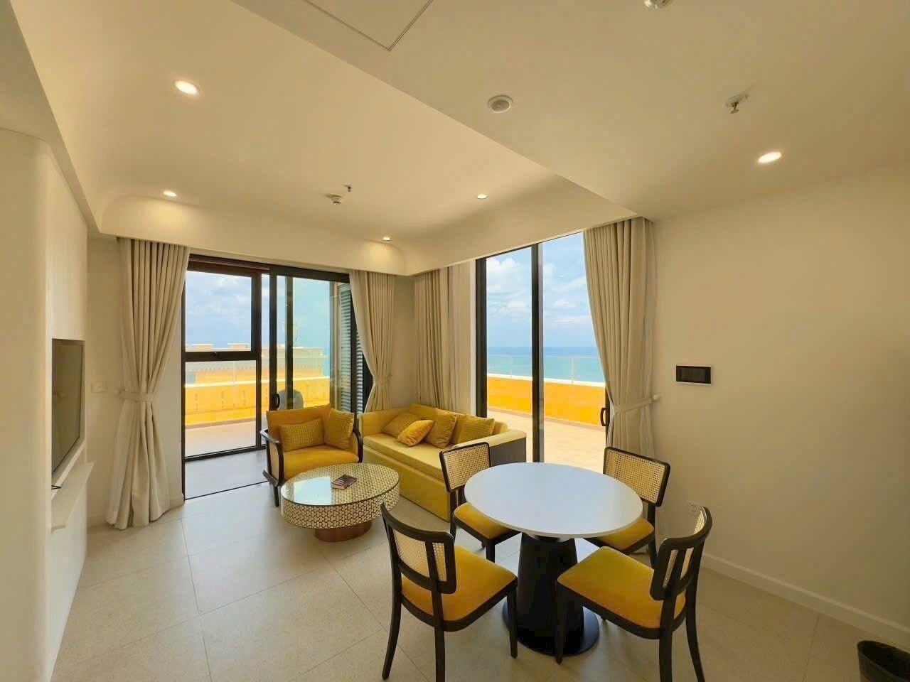 Suite, Partial Ocean View | Living area