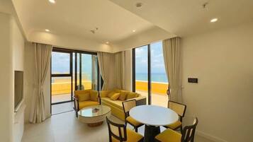 Suite, Partial Ocean View | Living area