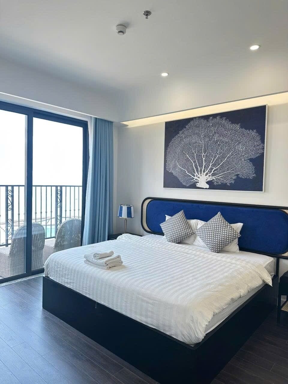 Phòng Suite, quang cảnh bãi biển | Bộ đồ giường cao cấp, chăn bông, nệm có lớp đệm bông, bàn 
