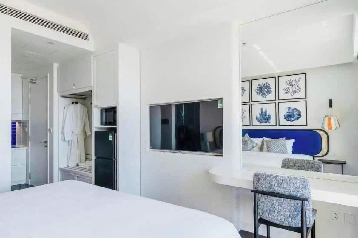 Literie de qualité, couette en duvet, lit avec matelas à plateau-coussin