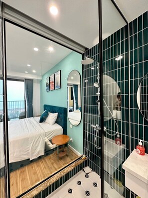 Phòng dành cho gia đình, ban công, quang cảnh bãi biển | Phòng tắm | Đồ dùng nhà tắm miễn phí, máy sấy tóc, khăn tắm, xà phòng 